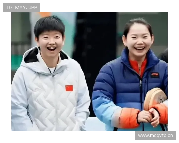 何卓佳场上冷面，场下刷卡像在撒钱——这反差我服