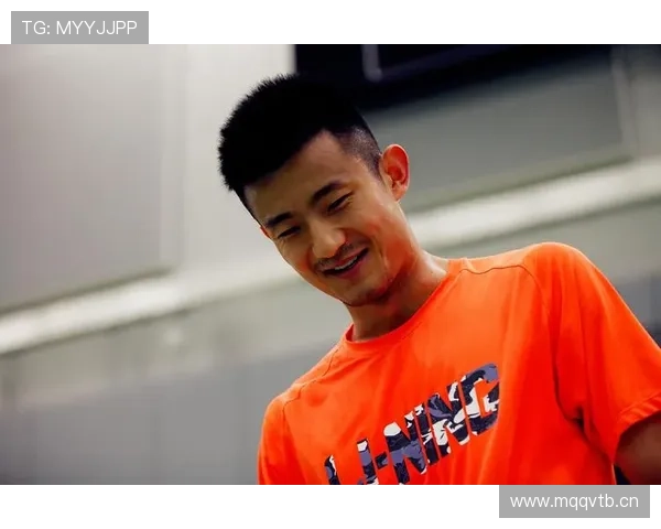 谌龙赛场冷峻得像神，翻到私下生活照却像隔壁大叔——真好奇他银行卡里长啥样